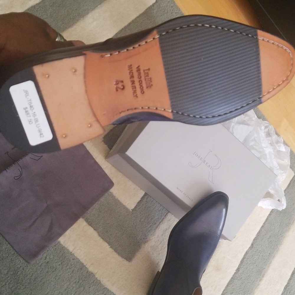SHOES - Picture 2 of 4